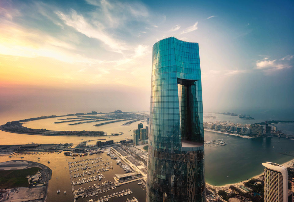 377 метров, 1004 номера — и все проданы частным инвесторам. Как устроен самый высокий отель мира и почему этот рекорд живёт в Дубае